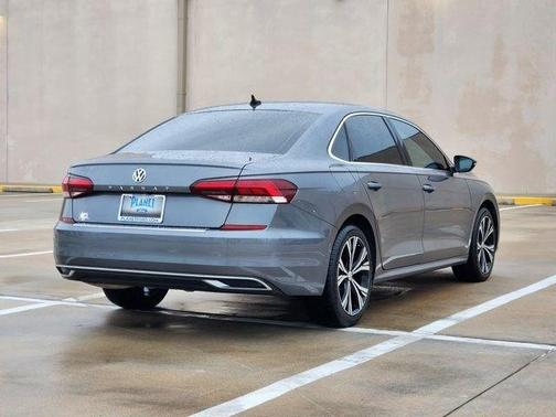 Platinum Gray Metallic 2021 Volkswagen Passat 2.0T SE