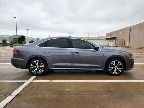 Platinum Gray Metallic 2021 Volkswagen Passat 2.0T SE