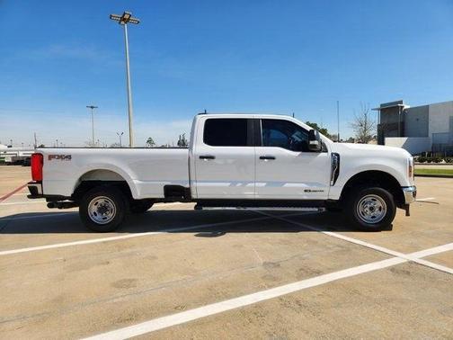 Oxford White 2024 Ford F-250 XL