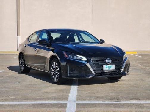 Super Black 2025 Nissan Altima SV