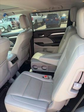 Blizzard Pearl 2019 Toyota Highlander SE