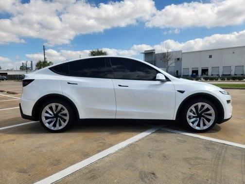 2026 Tesla Model Y PREMIUM