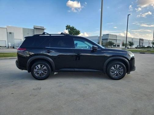 2022 Nissan Pathfinder SV