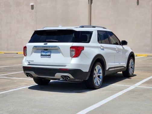 White Metallic 2022 Ford Explorer Platinum