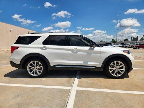 White Metallic 2022 Ford Explorer Platinum