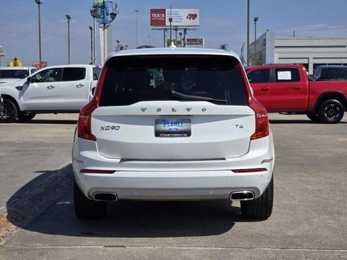 2016 Volvo XC90 T6 Momentum
