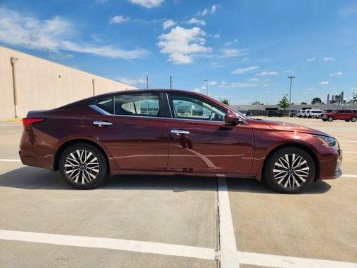 Garnet Pearl Me 2024 Nissan Altima 2.5 SV