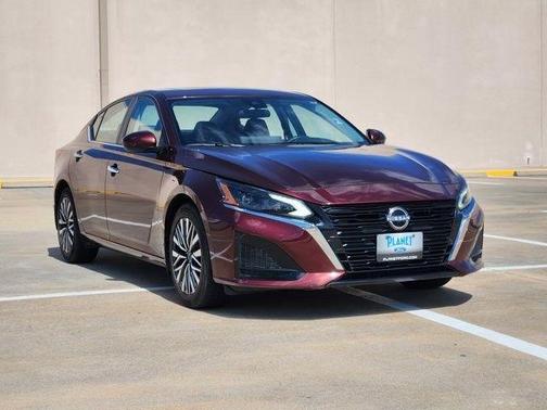 Garnet Pearl Me 2024 Nissan Altima 2.5 SV