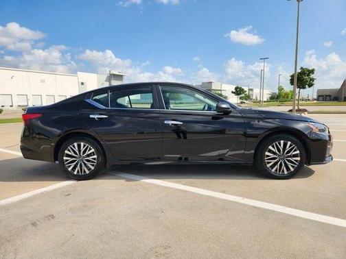 Super Black 2025 Nissan Altima SV