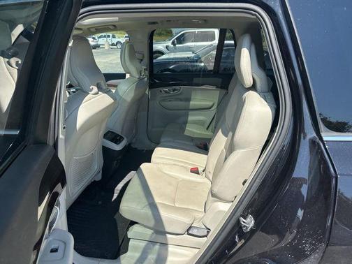 2019 Volvo XC90 T5 Momentum