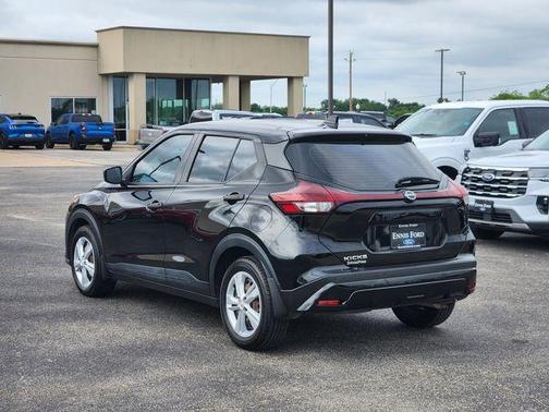 Super Black 2022 Nissan Kicks S