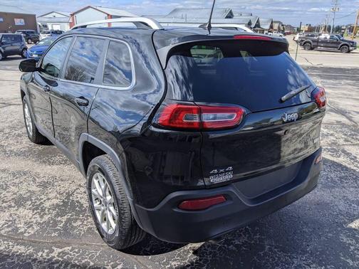 Brilliant Black Crystal Pearlcoat 2016 Jeep Cherokee Latitude