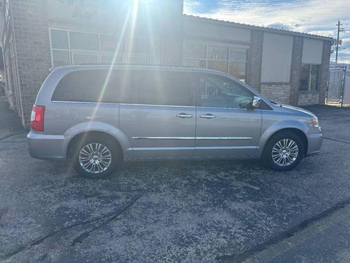 2013 Chrysler Town & Country Touring-L
