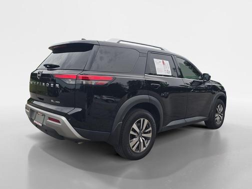 Black 2022 Nissan Pathfinder SL