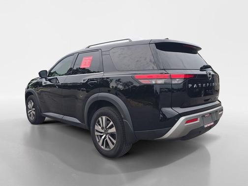 Black 2022 Nissan Pathfinder SL