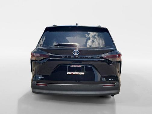 Midnight Black Metallic 2025 Toyota Sienna XLE