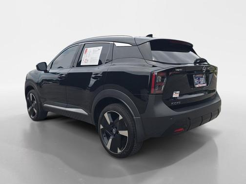 Super Black 2025 Nissan Kicks SR