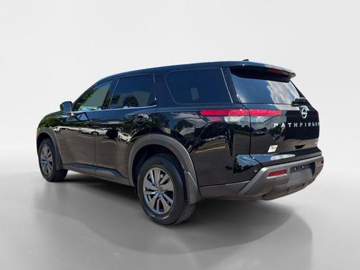 2025 Nissan Pathfinder S
