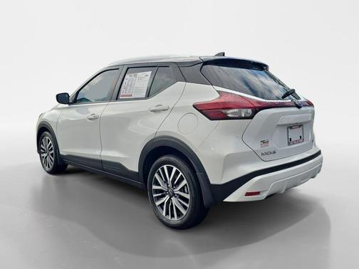 Aspen White / Super Black 2024 Nissan Kicks SV