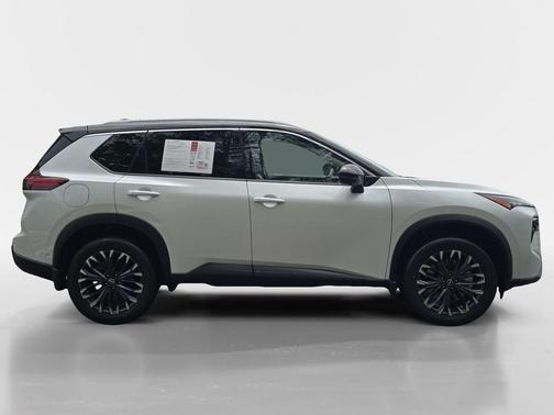 Pearl 2025 Nissan Rogue SL