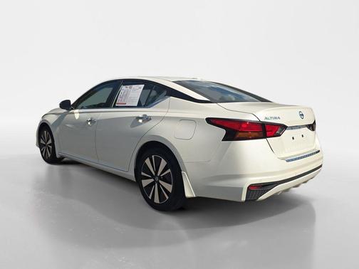 White 2022 Nissan Altima 2.5 SV