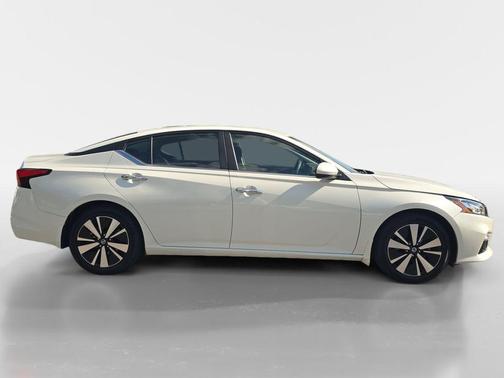 White 2022 Nissan Altima 2.5 SV