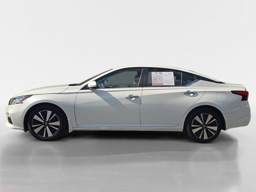 White 2022 Nissan Altima 2.5 SV