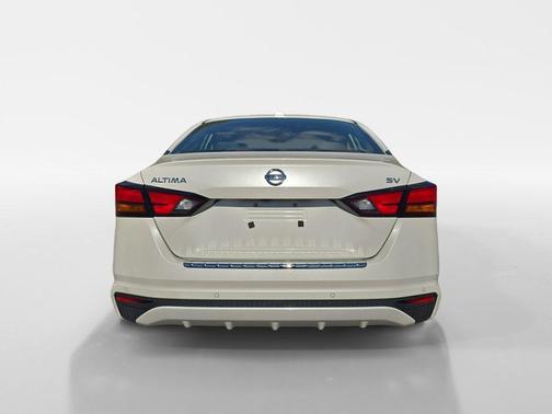 White 2022 Nissan Altima 2.5 SV