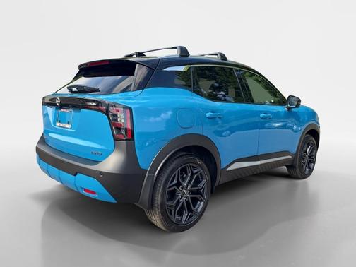2t Ice Blk Roof 2027 Nissan Kicks SR