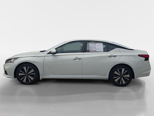 White 2021 Nissan Altima 2.5 SV