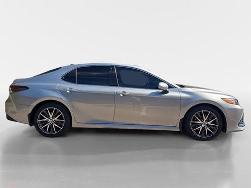 2022 Toyota Camry Hybrid XLE