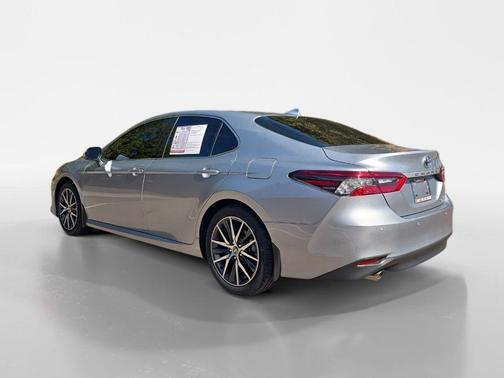 2022 Toyota Camry Hybrid XLE