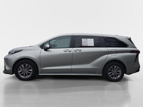 2024 Toyota Sienna LE