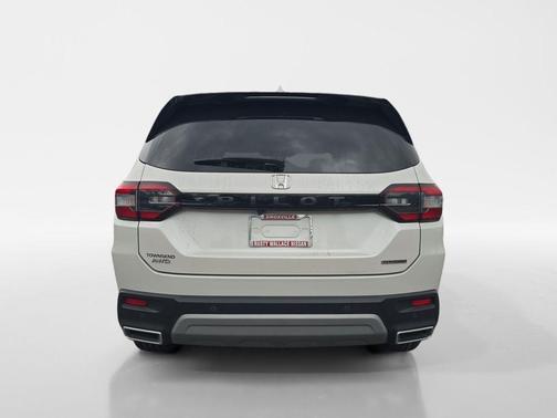White 2024 Honda Pilot Touring