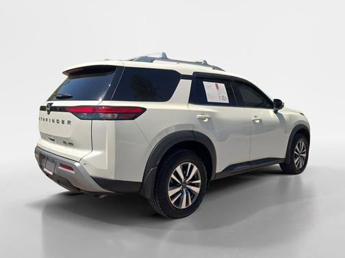 White 2023 Nissan Pathfinder SL