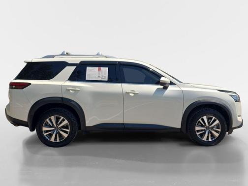 White 2023 Nissan Pathfinder SL