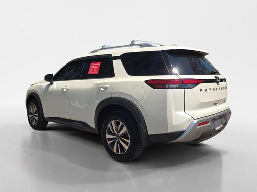 White 2023 Nissan Pathfinder SL