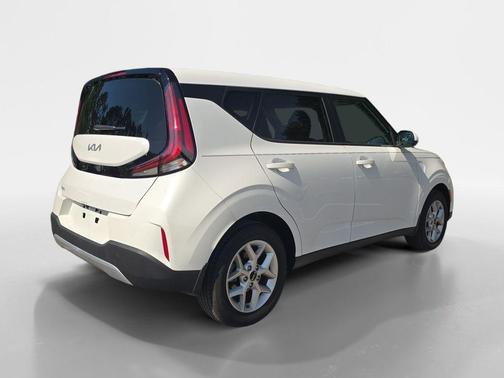 Snow White Pearl 2024 Kia Soul LX