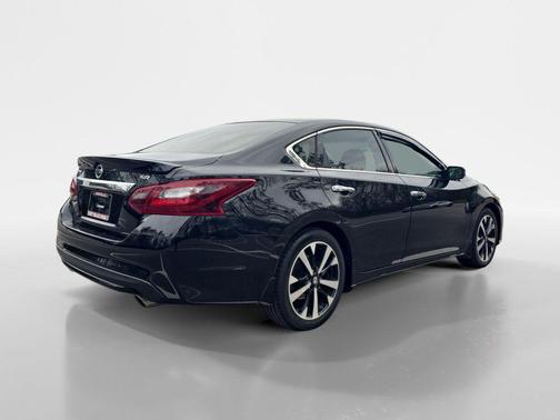 Black 2018 Nissan Altima 2.5 SR