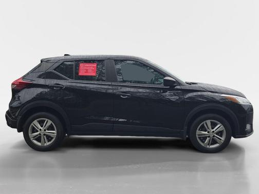 Super Black 2025 Nissan Kicks Play S