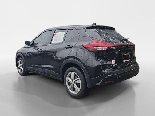 Super Black 2025 Nissan Kicks Play S