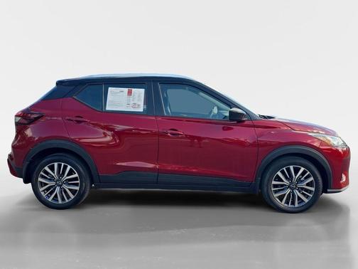 2tredblkroof 2024 Nissan Kicks SV