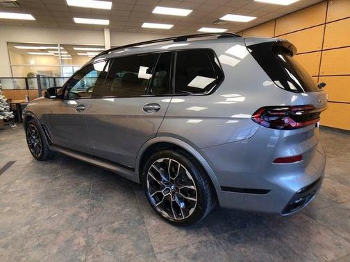2025 BMW X7 M60i