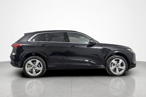 Mythos Black Metallic 2025 Audi Q5 Premium Plus TFSI quattro S tronic