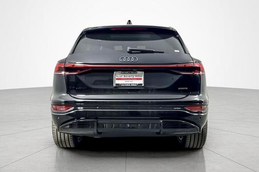 Mythos Black Metallic 2027 Audi Q6 e-tron Premium Plus