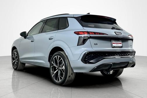 Arrow Gray Pearl Effect 2026 Audi Q3 TFSI quattro S tronic