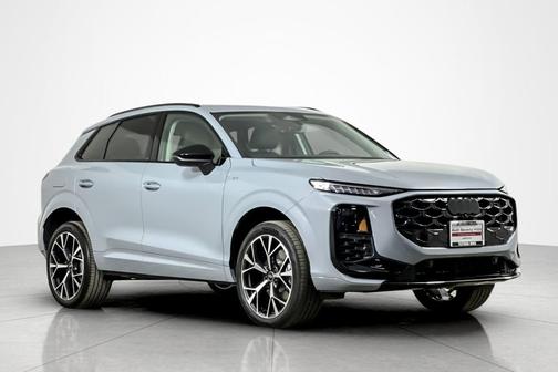 Arrow Gray Pearl Effect 2026 Audi Q3 TFSI quattro S tronic