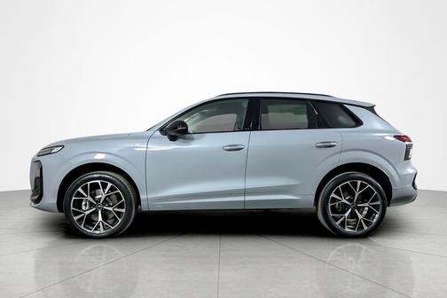 Arrow Gray Pearl Effect 2026 Audi Q3 TFSI quattro S tronic