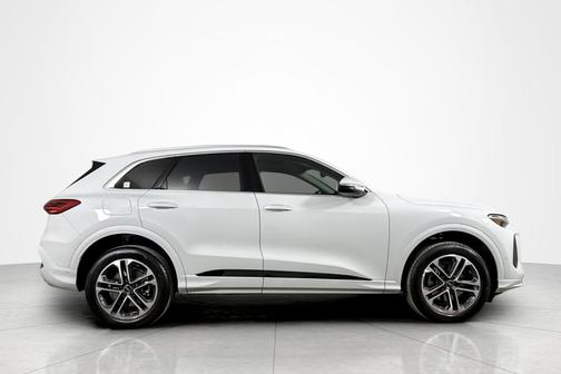 Glacier White Metallic 2025 Audi Q5 Premium TFSI quattro S tronic