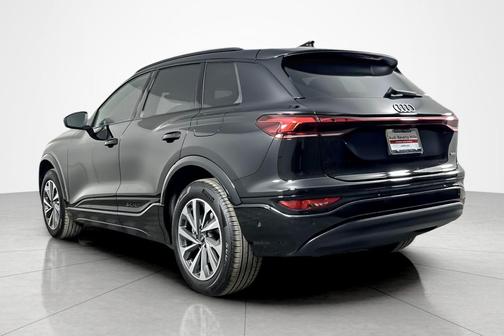 Mythos Black Metallic 2027 Audi Q6 e-tron Premium